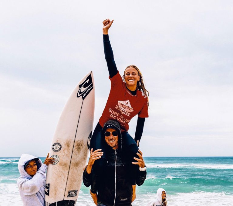 Beatriz celebrating her victory as Portuguese National Junior Champion in 2022 - photo by @tomanephotography